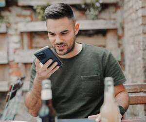 человек с телефоном