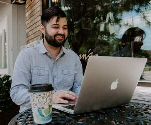 человек с телефоном